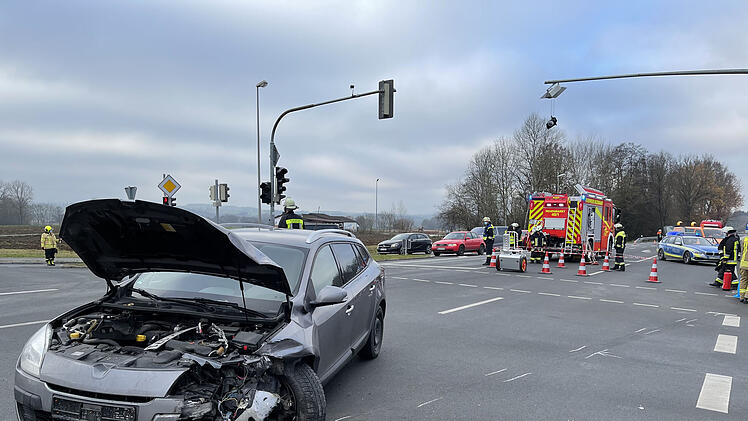 Zwei Fahrzeuge sind im Begegnungsverkehr gegeneinander gesto&szlig;en.