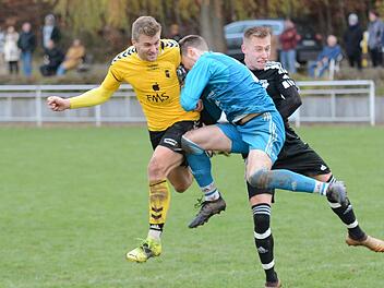 Wollbachs stabil bleibender Kapit&auml;n Jonas Kirchner (links) trifft per Kopf zum Endstand gegen die SG Oerlenbach/Ebenhausen. Das Nachsehen haben Keeper Simon Seidl und Moritz M&uuml;tzel. Foto: ssp
