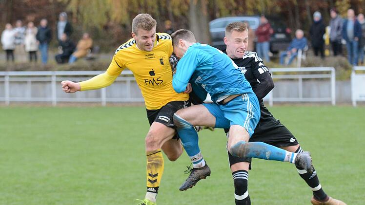 Wollbachs stabil bleibender Kapit&auml;n Jonas Kirchner (links) trifft per Kopf zum Endstand gegen die SG Oerlenbach/Ebenhausen. Das Nachsehen haben Keeper Simon Seidl und Moritz M&uuml;tzel. Foto: ssp