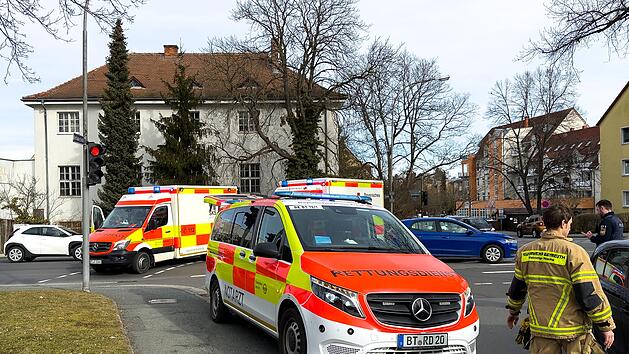 Bayreuth: Drei Verletzte bei schwerem Unfall - großer Einsatz von Rettungsdienst und Feuerwehr