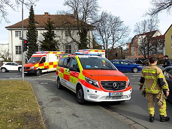 Bayreuth: Drei Verletzte bei schwerem Unfall - großer Einsatz von Rettungsdienst und Feuerwehr