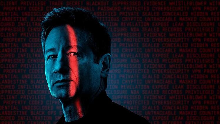 Wer das hier ist, ist kein Geheimnis. Als Alien-vernarrter FBI-Agent Fox Mulder hat es David Duchovny (Foto) zu Weltruhm gebracht. Nun l&uuml;ftet er in "Secrets Declassified mit David Duchovny" echte Regierungsgeheimnisse. Ab 30. Juli, immer mittwochs, um 20.15 Uhr, zeigt der History Channel die zehnteilige Doku-Reihe in deutscher Erstausstrahlung.