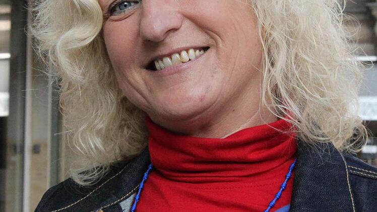 Gudrun Eckert, Kundin: "Ich habe früher selbst im Verkauf gearbeitet. Verlängerte Öffnungszeiten sind nicht in Ordnung.   Das  würde das Privatleben kaputtmachen. Man trifft sich  dann überhaupt nicht mehr zu Hause. Die Verkäuferinnen tun mir echt leid. Ich würde die verlängerten Öffnungszeiten nicht nutzen. Bis 18 oder 20 Uhr ist genug Zeit, um alles einzukaufen.   Und sonntags gehören die  Geschäfte geschlossen."