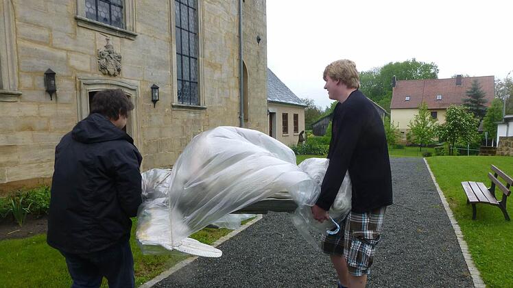 ... zur Kirche getragen ...