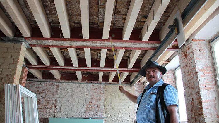 Architekt Michael Ronalter hat auf der Baustelle Schwesternhaus einige Überraschungen erlebt. Über den Räumen, die bis vor wenigen Jahren der Hospizvereins nutzte, mussten neue Balken und Stahlträger eingezogen werden. Es befand sich dort nur eine Lehmdecke.