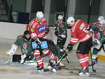 Für Druck auf das Erdinger Tor sorgen hier Viktor Ledin (links) und Konstantin Firsanov. Beiden Kissingern blieb im Spiel gegen den Ex-Oberligisten ein Treffer allerdings versagt. Foto: Hopf