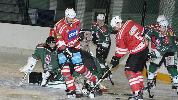 Für Druck auf das Erdinger Tor sorgen hier Viktor Ledin (links) und Konstantin Firsanov. Beiden Kissingern blieb im Spiel gegen den Ex-Oberligisten ein Treffer allerdings versagt. Foto: Hopf
