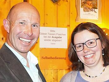 Ewald Simon verabschiedete Madeleine Adrian nach sechs Jahren Tätigkeit im Vorstand des WSV Oberweißenbrunn.  Foto: Marion Eckert