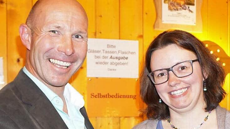 Ewald Simon verabschiedete Madeleine Adrian nach sechs Jahren Tätigkeit im Vorstand des WSV Oberweißenbrunn.  Foto: Marion Eckert