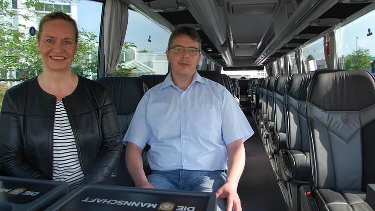 Heike-Ellen Bender und Dirk Bauersachs dürfen sich kurz wie Bundestrainer Jogi Löw fühlen und nehmen ganz vorne im EM-Bus Platz. Fotos: Oliver Schmidt