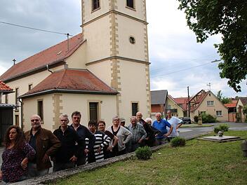 Die Anlieger des Dorfplatzes in Seubrigshausen und der Landesvorstand des Eigenheimerverbandes Heinz Amling (2. von links) wollen nicht akzeptieren, dass in Seubrigshausen der Dorfplatz gegen den Willen der betroffenen Anlieger saniert wird. Foto: Heike Beudert