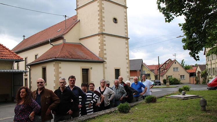 Die Anlieger des Dorfplatzes in Seubrigshausen und der Landesvorstand des Eigenheimerverbandes Heinz Amling (2. von links) wollen nicht akzeptieren, dass in Seubrigshausen der Dorfplatz gegen den Willen der betroffenen Anlieger saniert wird. Foto: Heike Beudert