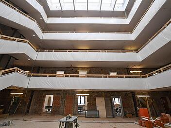Wichtigste  Anlaufstelle für Bürger:  Im  hellen Atrium  im Erdgeschoss des Bürgerrathauses wird die Infothek  mit sechs Plätzen entstehen.   Foto: Ronald Rinklef