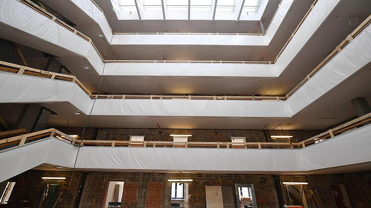 Wichtigste  Anlaufstelle für Bürger:  Im  hellen Atrium  im Erdgeschoss des Bürgerrathauses wird die Infothek  mit sechs Plätzen entstehen.   Foto: Ronald Rinklef