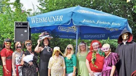 Bei der lustigen Modenschau f&uuml;hrten die Models ihre selbstkreierten Modelle vor und ernteten begeisterten Beifall. Zu den Models z&auml;hlten auch Einrichtungsleiter Martin P&uuml;hl (rechts) und Pflegedienstleiterin Kirstin Appel (f&uuml;nfte von links).  Foto: Ingrid Kohles