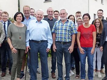 Wilhelm Witzgall (vorne, Bildmitte) im Kreis der Familie und weiterer Gratulanten Foto: Klaus-Peter Wulf