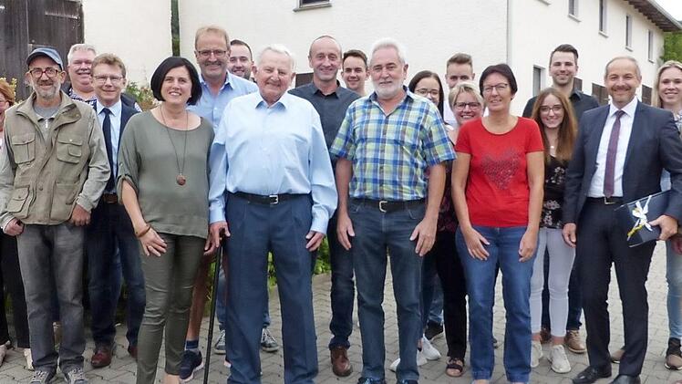 Wilhelm Witzgall (vorne, Bildmitte) im Kreis der Familie und weiterer Gratulanten Foto: Klaus-Peter Wulf