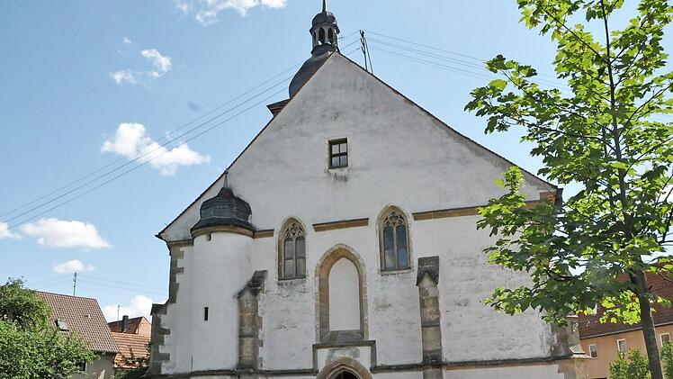 Rund 30 Gläubige nahmen bei strahlendem Sonnenschein außen Platz und feierten den Gottesdienst mit.
