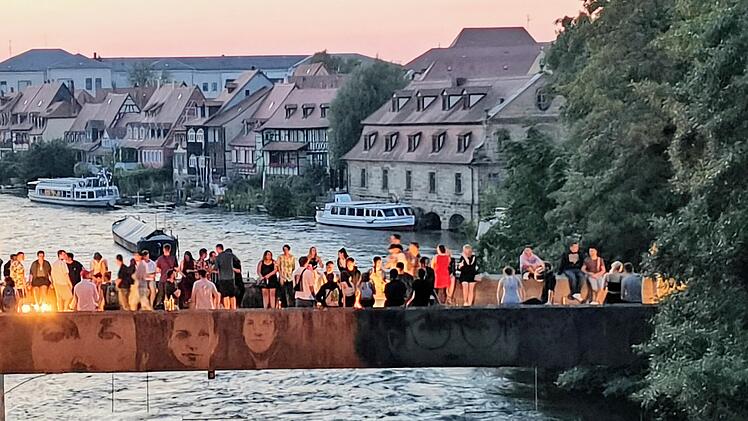 Bamberg: Brückenbiergarten auf Unterer Brücke nach kleinen Pannen eröffnet - viele neugierige Gäste
