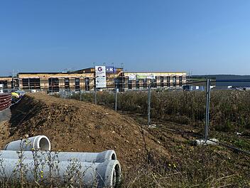 Es wird am Gewerbepark an der A71 an vielen Stellen gebaut. Bei der Sitzung der Verbandsräte wurden zwei weitere Vorhaben ohne Abstimmung für gut geheißen.