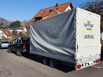Mit Aufklebern symbolisierten die Helfer aus Bad Brückenau ihre Unterstützung für die Ukraine und den Zweck des Hilfstransports. Foto: Nicole Kuhn