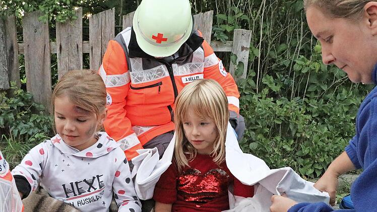 Greta Richter (l.) und Nele Seiffert spielten eingeschlossene und verletzte M&auml;dchen, die aus der brennenden Scheune gerettet und vom Roten Kreuz versorgt wurden.