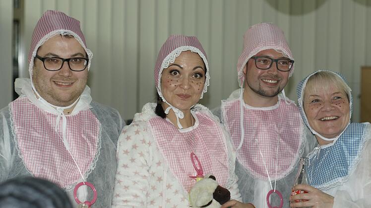 Die Rathaus-Verteidiger machten auf "Babyboom" und "Elternzeit". Es nutzte nichts; Karnevalisten stürmten es trotzdem. Foto: Steffen Standke