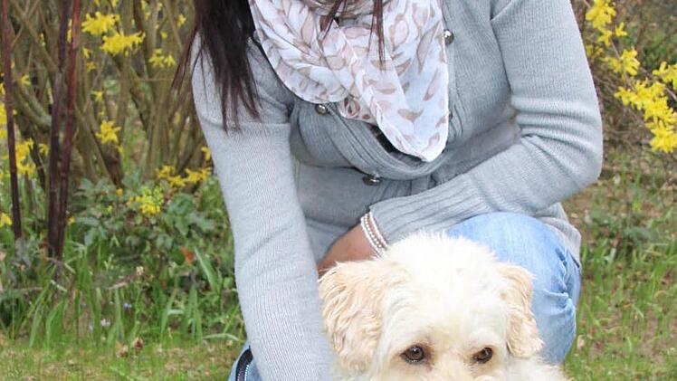 Nadine Bernard mit ihrem Hund Simba. Foto: Sabine Herteux