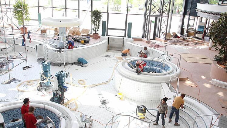 Wo sich sonst die Badegäste im Solewasser entspannen, wuseln noch bis Freitagmittag die Handwerker.