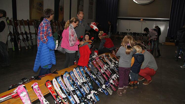 Auch die allerersten Skier für Kinder waren gefragt. Doch der absolute Renner beider Skibörse waren die Kinderskier für Kinder ab acht Jahren.