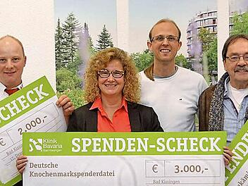 Klinikgeschäftsführer Michael Presl (2. von rechts) übergab Spenden an (von links) Manuel Vorndran (HvO Burkardroth), Bianca Volkert (DKMS) und Wolfgang Kraemer (Regenbogen-Station).  Foto: Peter Rauch