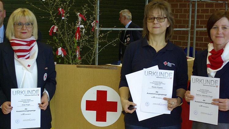 Die Auszeichnungsspange für 25 Jahre Rotkreuz-Dienst nahmen (v. l.) Anja Hugo, Beate Kippes und Sabina Jaborek-Hugo entgegen. Foto: Winfried Ehling