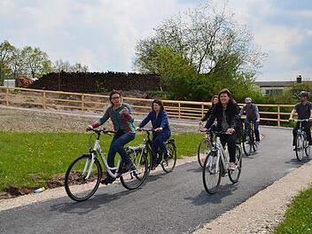 Die Höchstadter Geschäftsleute gingen mit gutem Beispiel voran und testeten das Provisorium in den Aischauen, über das auch von Höchstadt-Süd aus mit dem Rad die Innenstadt erreicht werden kann. Foto: Larissa Händel