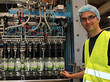 Vollautomatisch in die Kästen: Produktionsleiter Andreas Zink am Einpacker in der Produktionshalle in Oberleichtersbach. Foto: Ulrike Müller