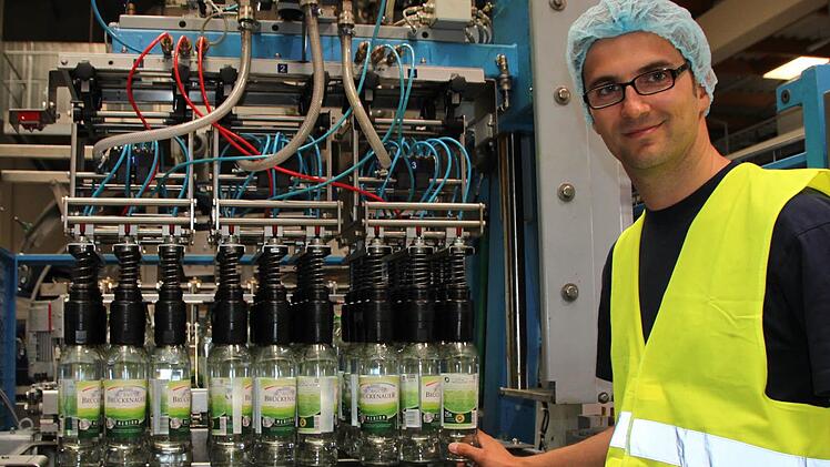 Vollautomatisch in die Kästen: Produktionsleiter Andreas Zink am Einpacker in der Produktionshalle in Oberleichtersbach. Foto: Ulrike Müller