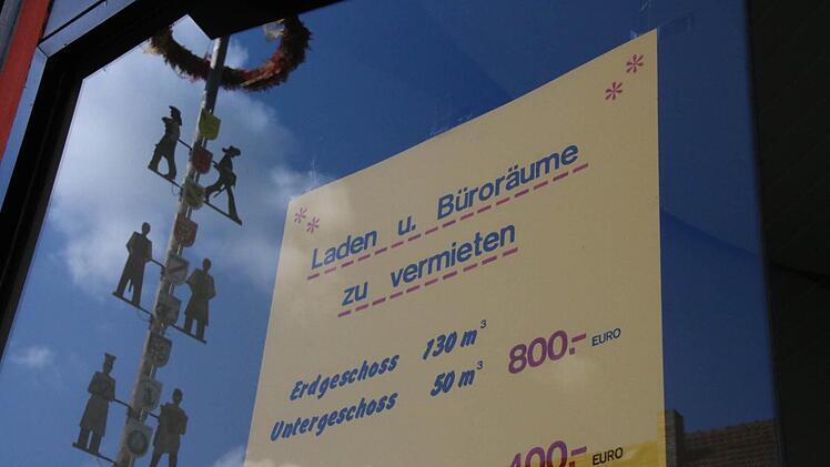 Rund um den Bad Brückenauer Kirchturm stehen jede Menge Läden und Gaststätten leer. An den Mieten liegt es laut Matthias Jost vom Haus- und Grundbesitzerverein Bad Brückenau aber nicht. Foto: Ralf Ruppert