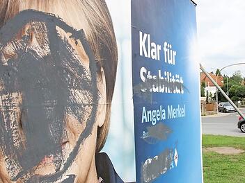 In der Nähe der Eisenbahnbrücke wurde ein Großplakat der CSU beschmiert. Foto: Andreas Oswald