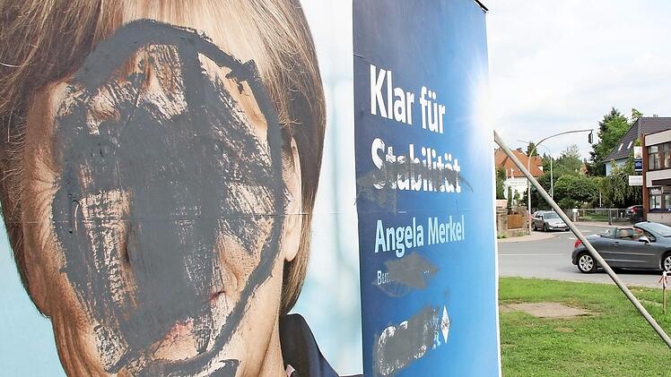 In der Nähe der Eisenbahnbrücke wurde ein Großplakat der CSU beschmiert. Foto: Andreas Oswald