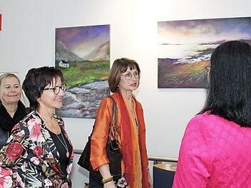 Cornelia Eder (Mitte, mit orangenem Oberteil) stellt zum ersten Mal ihre Bilder aus.  Foto: Carmen Schwind