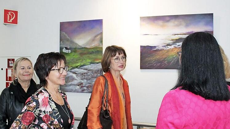 Cornelia Eder (Mitte, mit orangenem Oberteil) stellt zum ersten Mal ihre Bilder aus.  Foto: Carmen Schwind