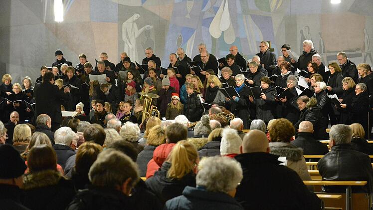 Nicht nur die Chöre des Liederkranzes Bad Bocklet, sondern auch der Projektchor der Pfarreiengemeinschaft "St. Franziskus im Steigerwald" sowie das Ensemble Compagnia di Brasso wirkten mit