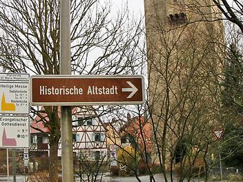 Weg mit dem Schild ‚historische Altstadt'" auf der Bundesstraße beim  Oberen Tor forderte Wilhelm Schmitt in der Sitzung des  Agenda-21-Arbeitskreises. Dafür soll ein großer Hinweis auf den Parkplatz angebracht werden.Dieter Britz