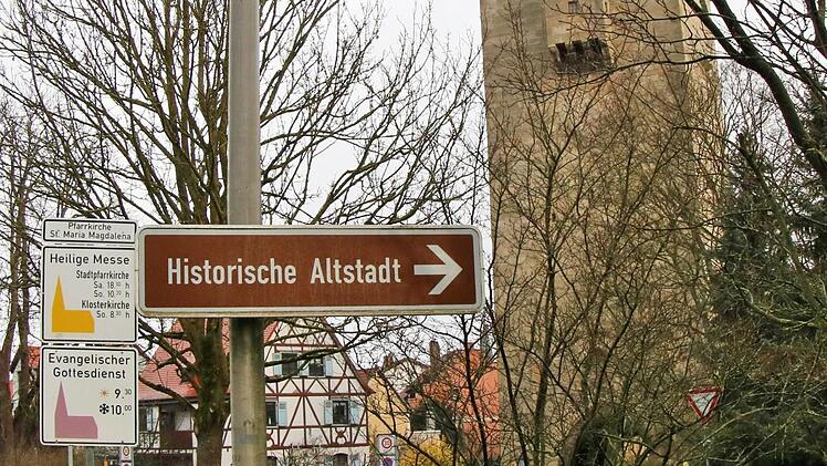 Weg mit dem Schild ‚historische Altstadt'" auf der Bundesstraße beim  Oberen Tor forderte Wilhelm Schmitt in der Sitzung des  Agenda-21-Arbeitskreises. Dafür soll ein großer Hinweis auf den Parkplatz angebracht werden.Dieter Britz