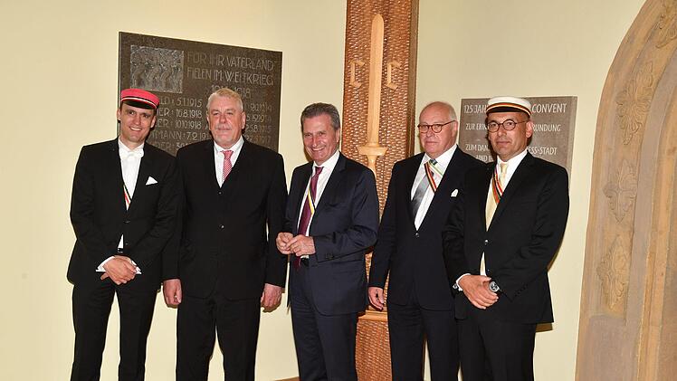 Gemeinsames Foto vor der CC-Säule im Rathaus (von links): Andreas Bootz, OB Norbert Tessmer, EU-Kommissar Günther Oettinger, Kongressbeauftragter Hans-Georg Schollmeyer, AHCC-Sprecher Ali-Ottmar Mahdi. Foto: Ronald Rinklef