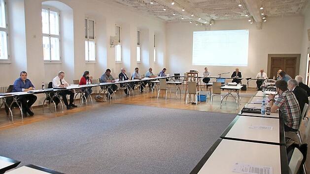 Die wohl letzte Stadtratssitzung der Wahlperiode fand wegen der Corona-Krise unter geb&uuml;hrendem Abstand in der Alten Aula statt. Die zahlreichen Tagesordnungspunkte arbeiteten die Kommunalpolitiker ganz z&uuml;gig ab.  Foto: Thomas Malz