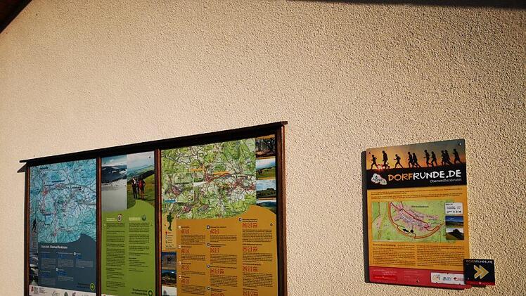 Beim Dorfgemeinschaftshaus in Oberweißenbrunn findet sich das  Dorfrundenschild mit Informationen zur Dorfrunde und Prospekten. Foto:  Marion Eckert
