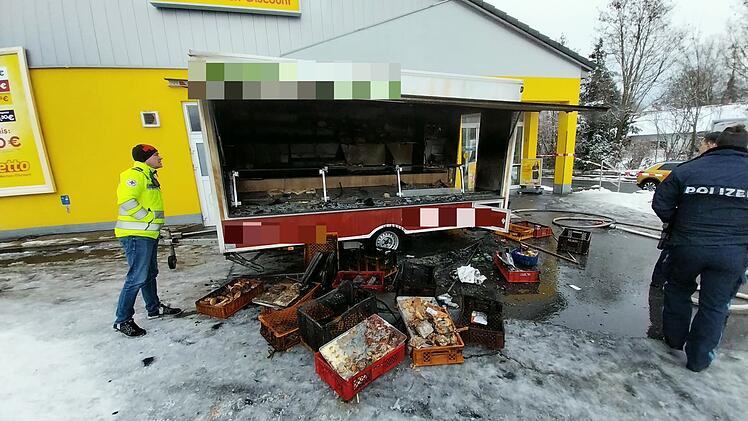 Bäckerei-Wagen in Lichtenfels brennt komplett aus - Gasflasche droht zu explodieren