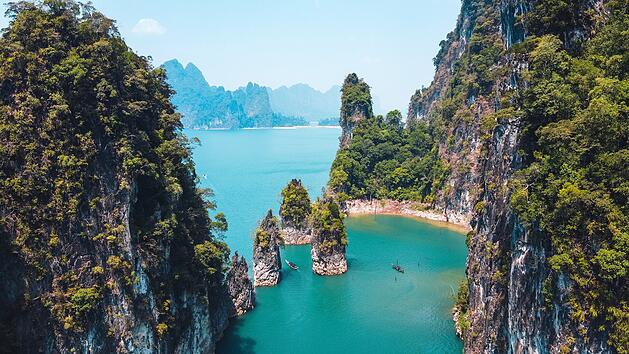 Summer Travel-Cheow Lan lagoon,Bird&rsquo;s Eye View Chieo-Lan-See ist ein Stausee in der Provinz Surat Thani in S&uuml;dthailand, Summer Travel-BCheow Lan,Bird&rsquo;s Eye View  Sommerreise &ndash; BCheow Lan, Vogelperspektive