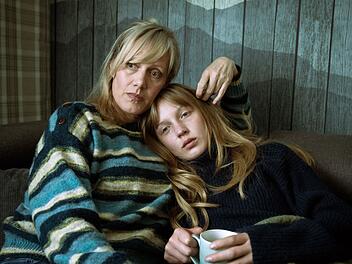 Was wissen wir von unseren Kindern? Mutter Jenni (Anna Schudt, links) ist es gewohnt, dass ihre Tochter und Vorzeigesch&uuml;lerin Julia (Mina-Giselle R&uuml;ffer) alles im Griff hat. Aber ist es wirklich so? Der Film "Von uns wird es keiner sein" erz&auml;hlt von einer anonymen, aber &ouml;ffentlichen Suiziddrohung eines Sch&uuml;lers oder einer Sch&uuml;lerin.