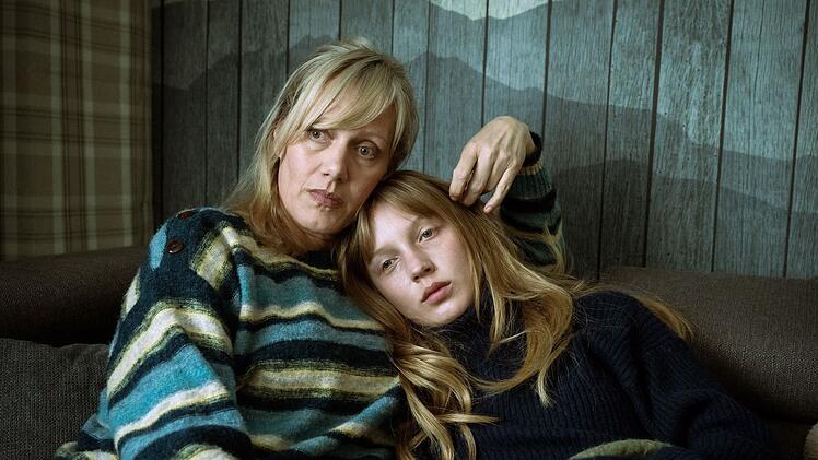 Was wissen wir von unseren Kindern? Mutter Jenni (Anna Schudt, links) ist es gewohnt, dass ihre Tochter und Vorzeigesch&uuml;lerin Julia (Mina-Giselle R&uuml;ffer) alles im Griff hat. Aber ist es wirklich so? Der Film "Von uns wird es keiner sein" erz&auml;hlt von einer anonymen, aber &ouml;ffentlichen Suiziddrohung eines Sch&uuml;lers oder einer Sch&uuml;lerin.